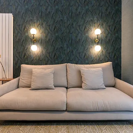 Big 4 In A Centric Parking Included